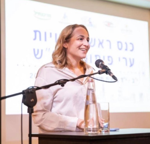 דנה מדנס